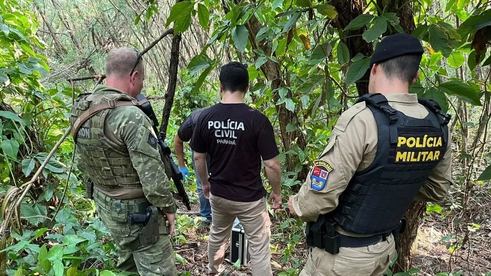 Policiais flagram três homens desovando corpo de rapaz no Paraná