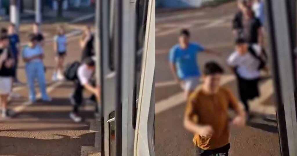 VÍDEO: estudantes se mobilizam para empurrar ônibus escolar com falha mecânica no Paraná