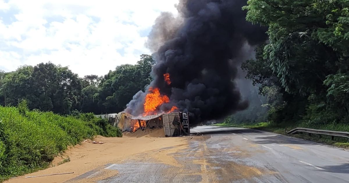 Atenção motoristas: carreta pega fogo após colisão na BR-476 em Paulo Frontin e pista fica interditada