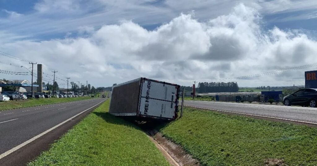 Motorista tomba caminhão carregado com cigarro ao tentar fugir da polícia na BR-277