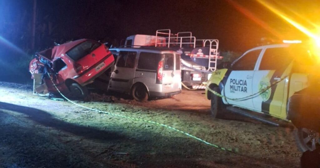 Homem morre em grave acidente entre três carros no Paraná