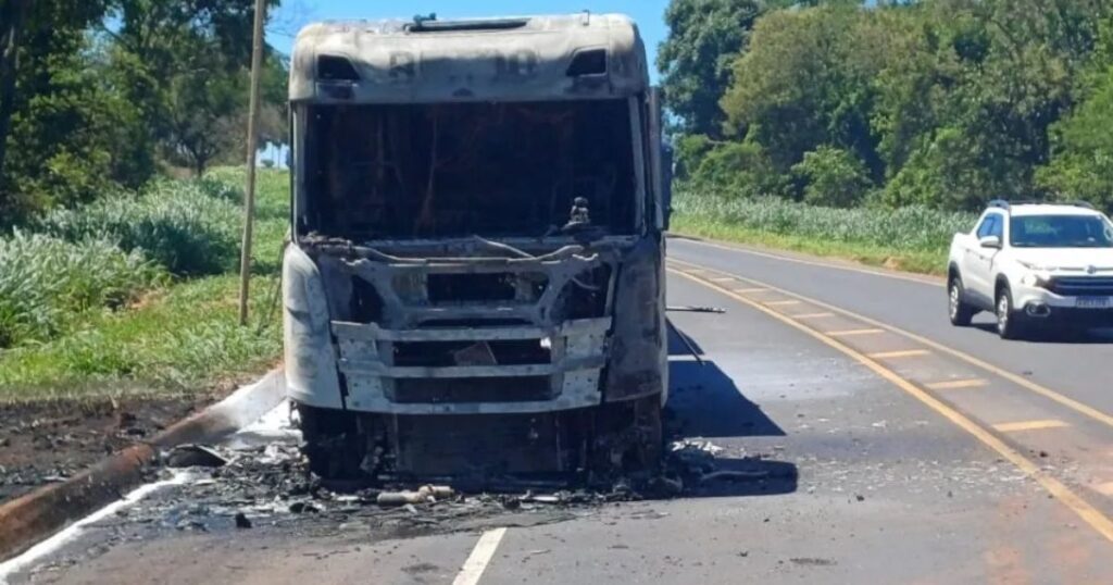 Caminhão é destruído por fogo na BR-153, motorista sai ileso