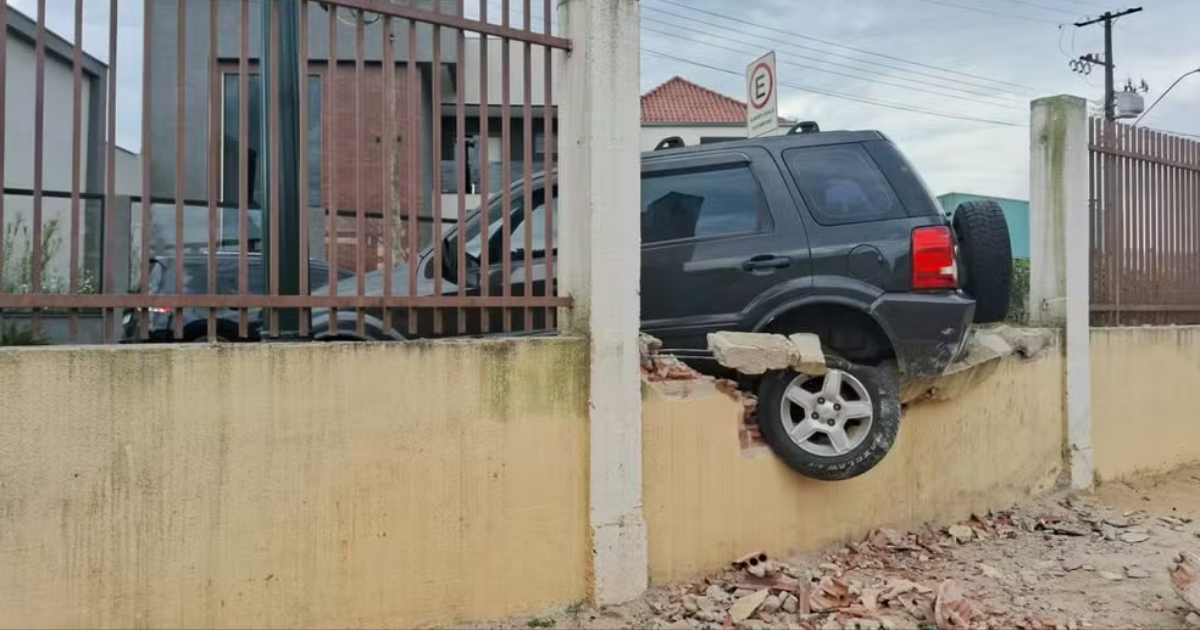 Carro descontrolado atropela pedagoga, arrasta aluno e bate contra muro de igreja no Paraná