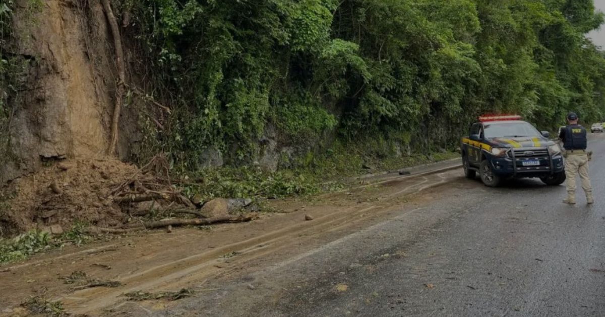 Bloqueio na BR-277 é feito após deslizamento de pedras em Morretes; congestionamento chega a 8km