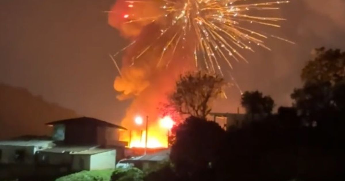 Casa usada como depósito de fogos de artifício é destruída por incêndio no Paraná; vídeo