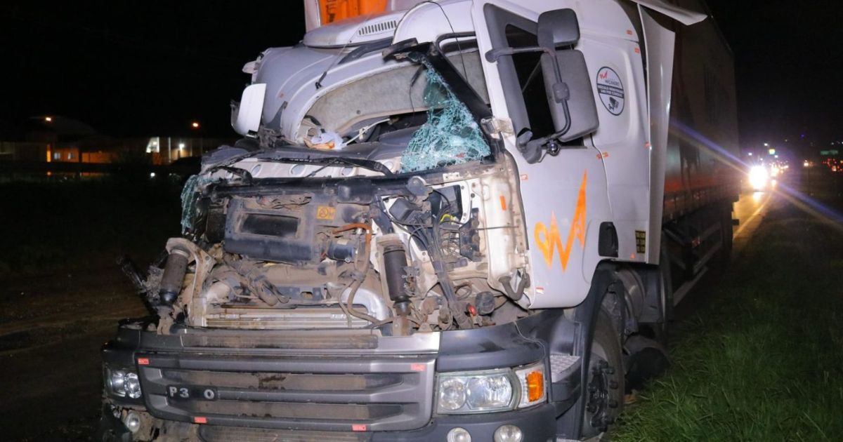 Motorista embriagado causa colisão de caminhões na BR-376 em Ponta Grossa