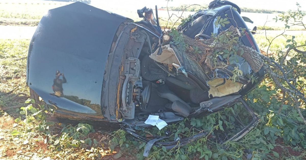 Dois adolescentes morrem e três jovens ficam gravemente feridos após carro bater contra árvore no Paraná