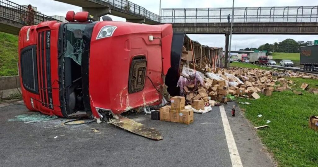 Caminhão carregado com garrafas de vinho tomba na BR-116, e grupo tenta saquear carga