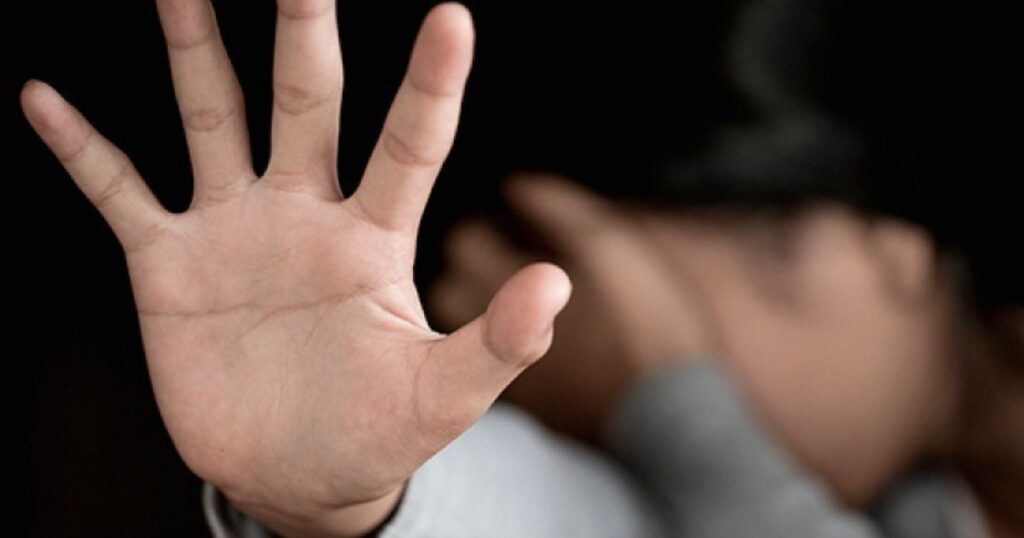 Homem invade casa do pai e tenta abusar da madrasta