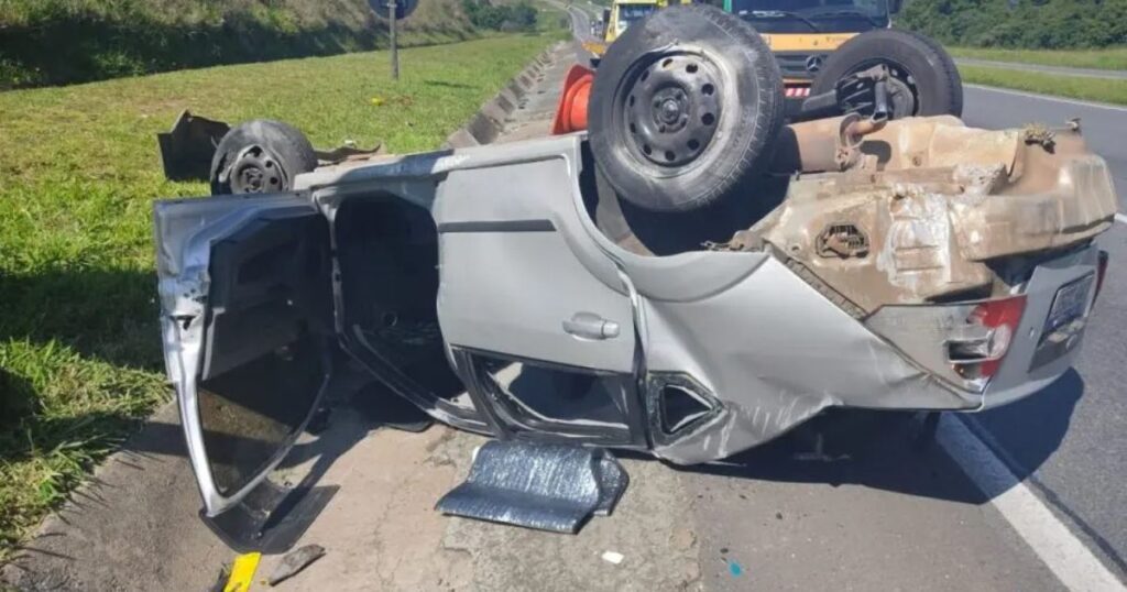 Motorista capota carro e morre na hora em rodovia do Paraná