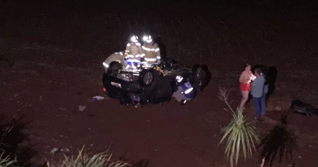 Homem capota carro em rodovia do Paraná e liga para familiares pedindo socorro