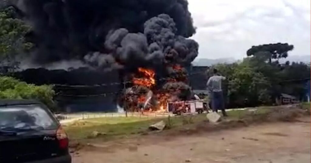 Fábrica de tintas ao lado do hospital Angelina Caron pega fogo; caminhão é destruído