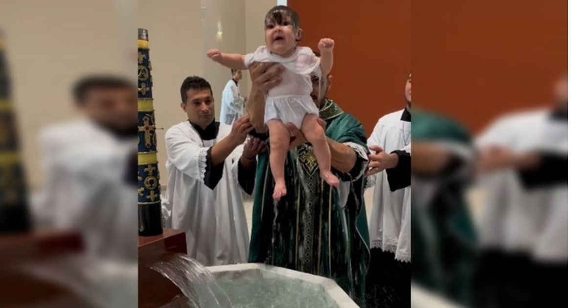 Vídeo: Padre mergulha bebê com tudo em batismo e divide opiniões