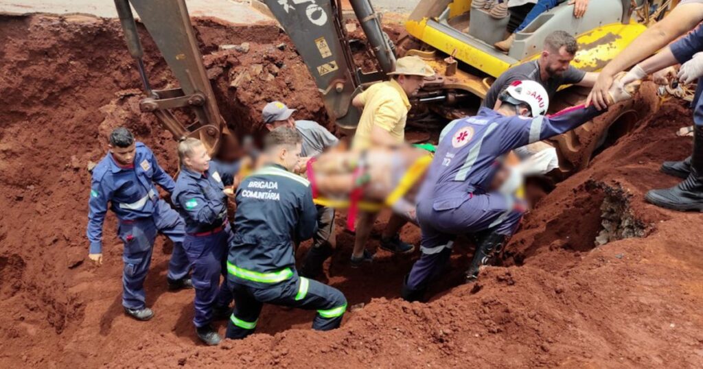 VÍDEO: homem fica  soterrado após deslizamento de terra em obra no Paraná