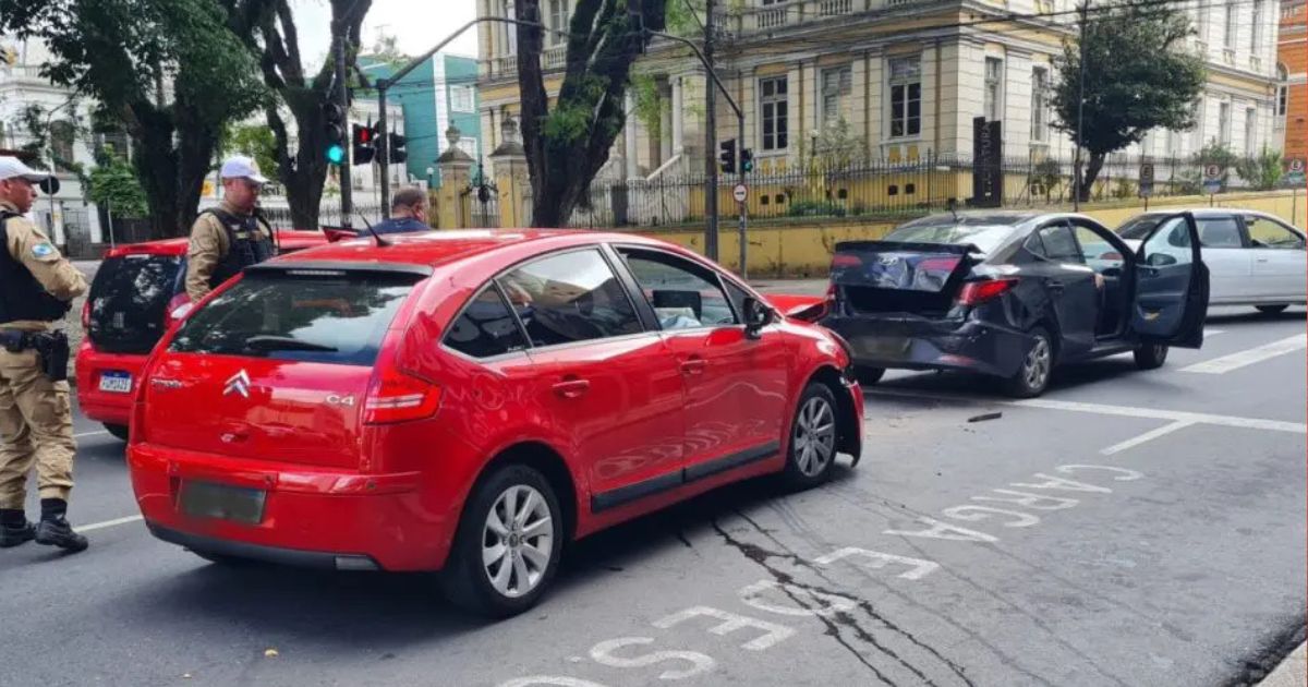 Motorista bêbado bate na traseira de outro carro e dorme após acidente em Curitiba