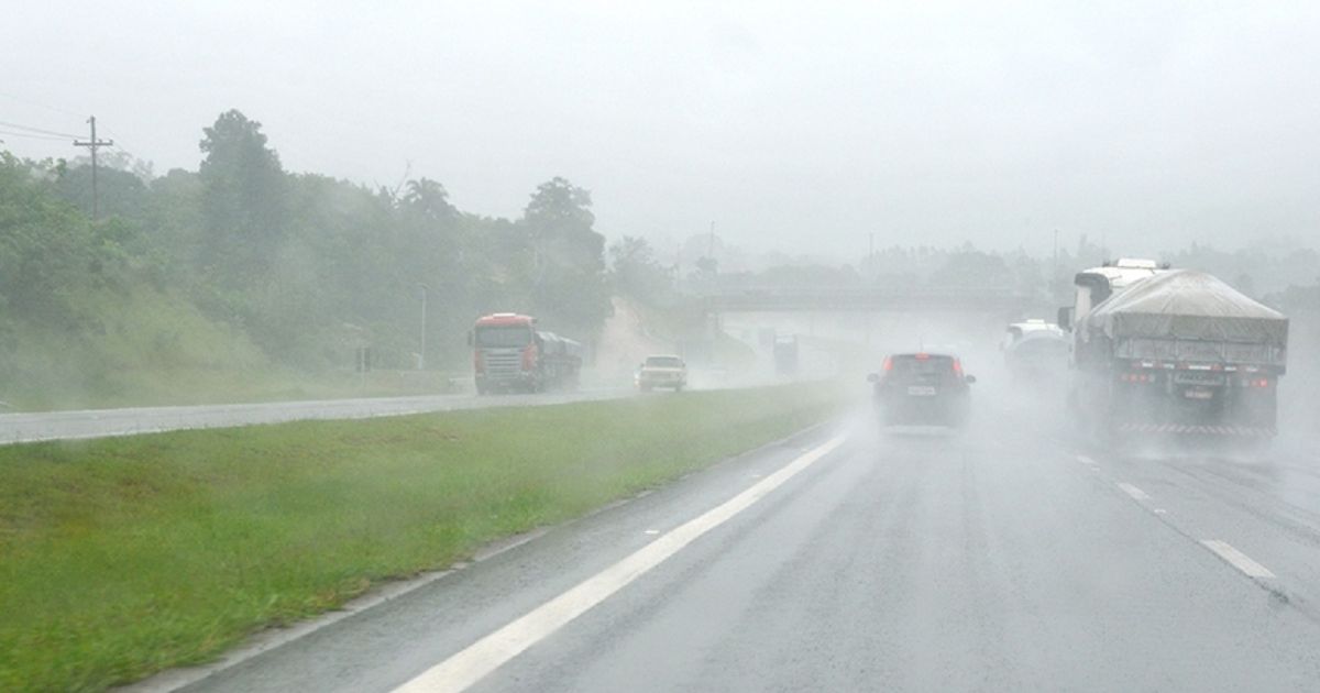 Chuva afeta tráfego em rodovias paranaenses: motoristas devem redobrar a atenção