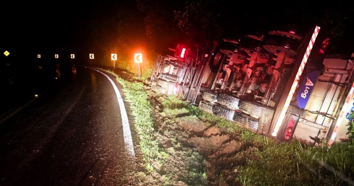 Motorista fica ferido após caminhão tombar na PR-364