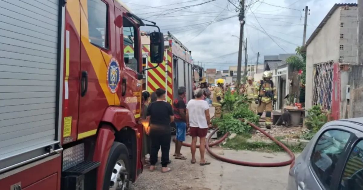 Casa é destruída após moradora acender fogão e botijão de gás explodir no Paraná