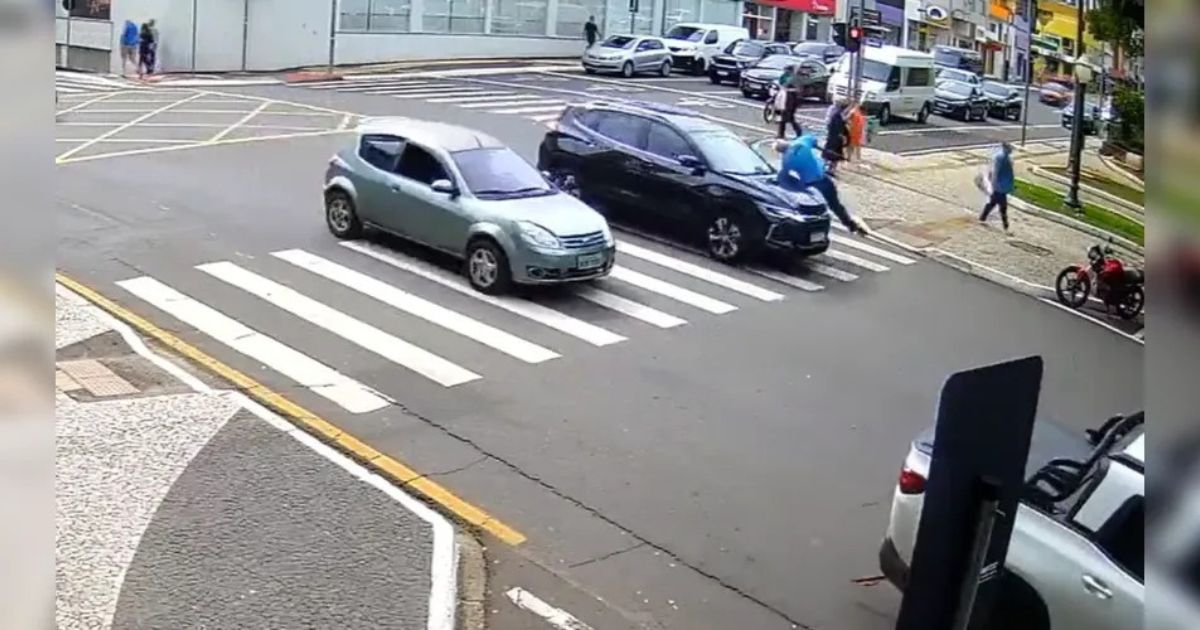 Idoso é atropelado ao atravessar a rua no Centro de PG; assista