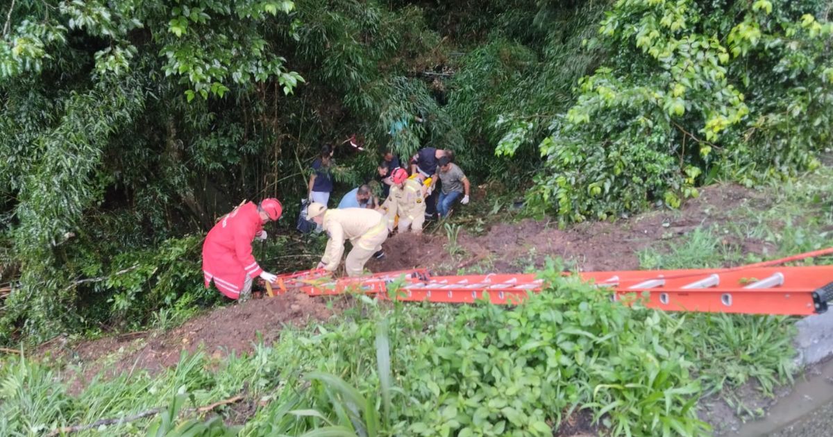 Acidente na BR-476: mulher fica presa às ferragens em saída de pista e capotamento