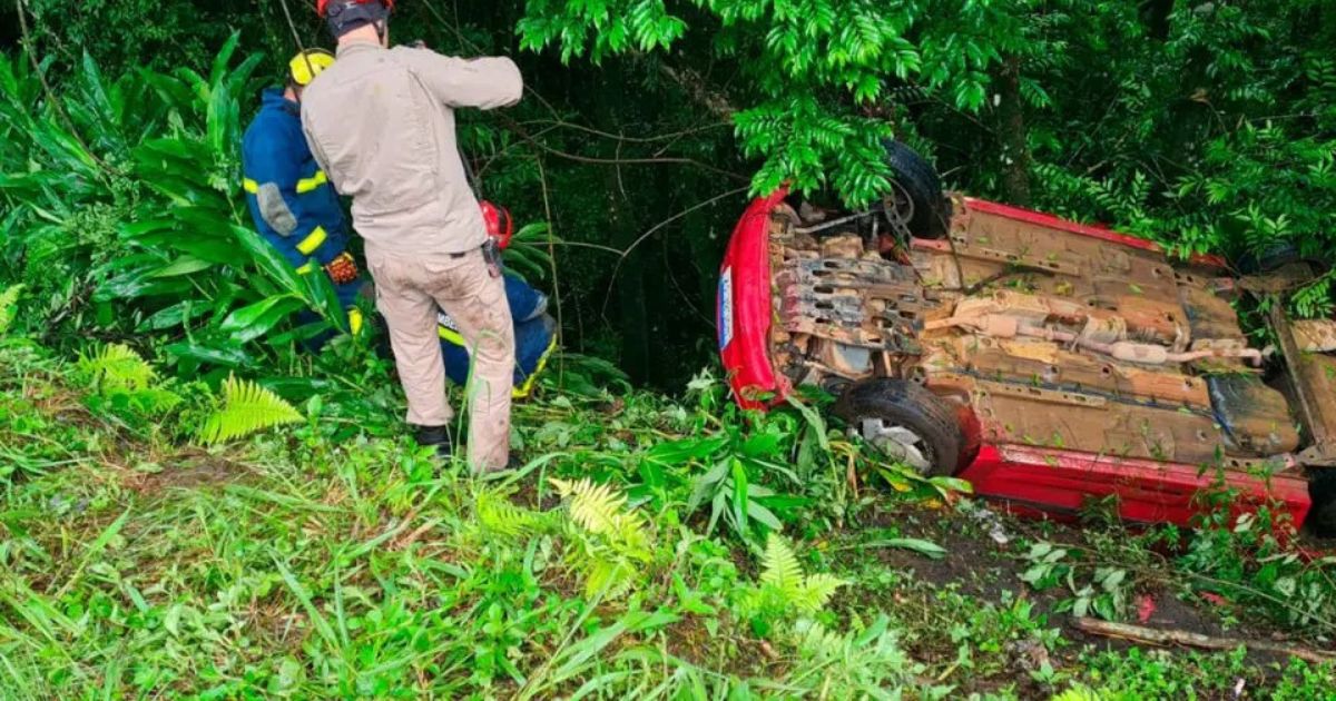 Motorista morre após capotar carro com a família e cair em ribanceira no Paraná