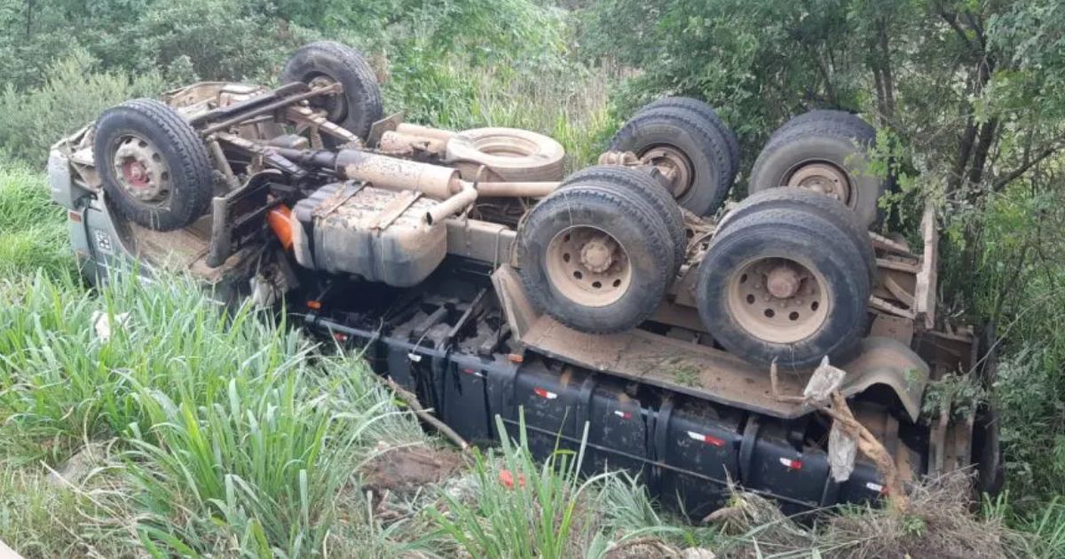 Motorista capota caminhão ao desviar de congestionamento e evitar engavetamento na BR-376 em Ponta Grossa