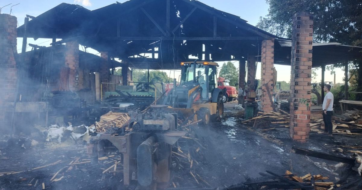 Incêndio de grandes proporções atinge indústria madeireira em Rebouças