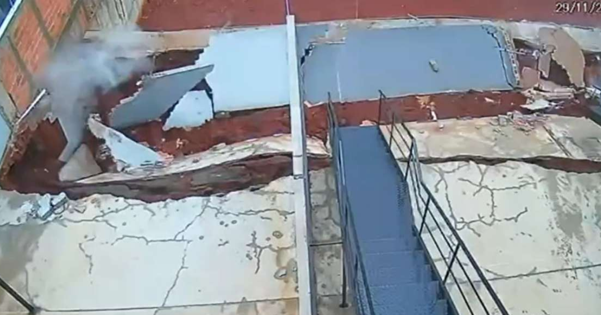 Muro de 8 metros de altura desaba após fortes chuvas no Paraná