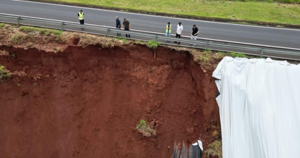 Deslizamento de terra interdita trecho da BR-376