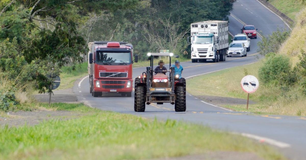 Contran regulamenta trânsito de tratores por rodovias; saiba mais