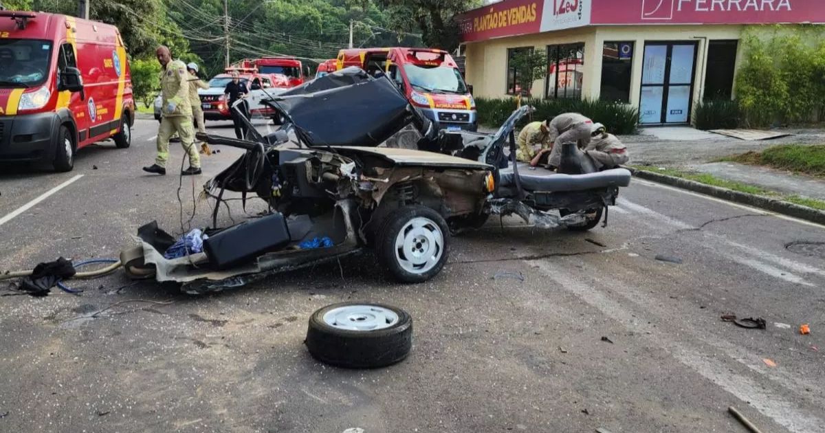 Cinco jovens ficam feridos após carro bater em poste no Paraná