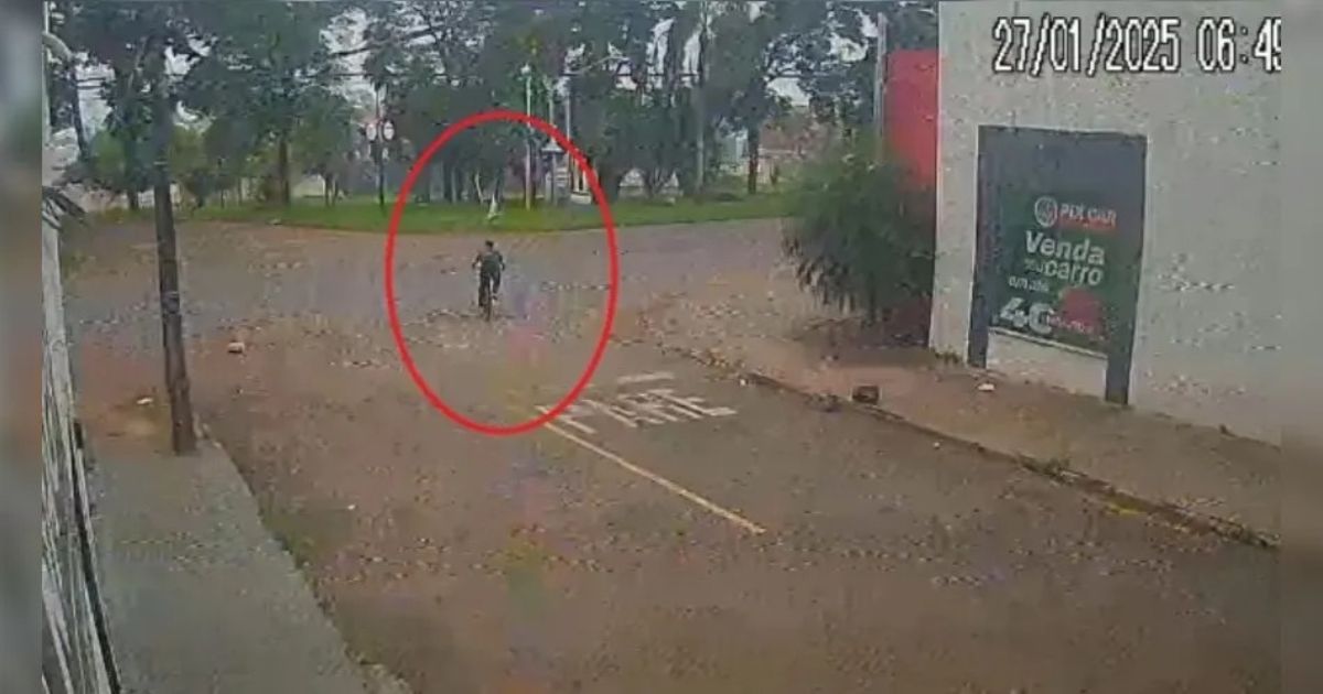 Ciclista morre após ser atingido por carreta no Paraná; veja vídeo