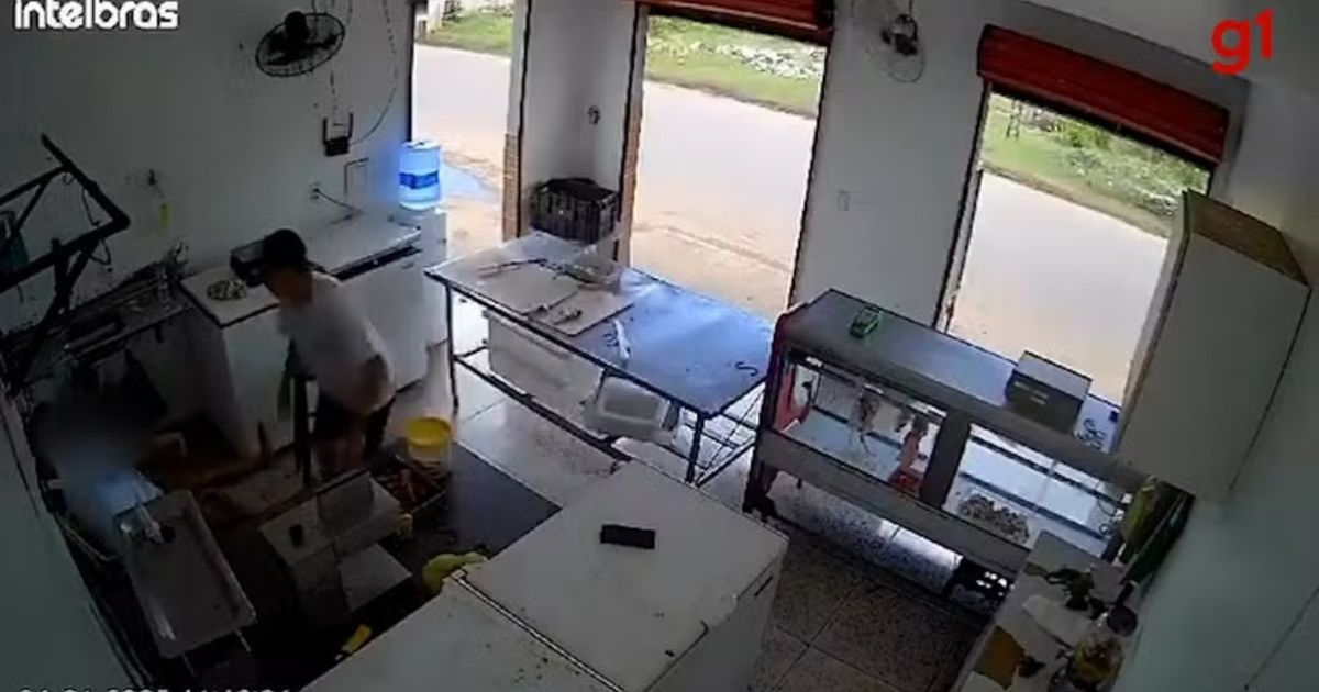 Empresário é eletrocutado ao usar celular carregando na tomada; VÍDEO