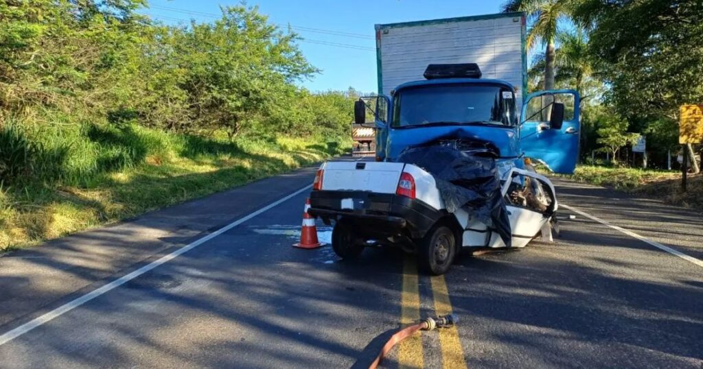 Grave acidente entre carro e caminhão mata idoso e deixa caminhoneiro ferido na BR-153