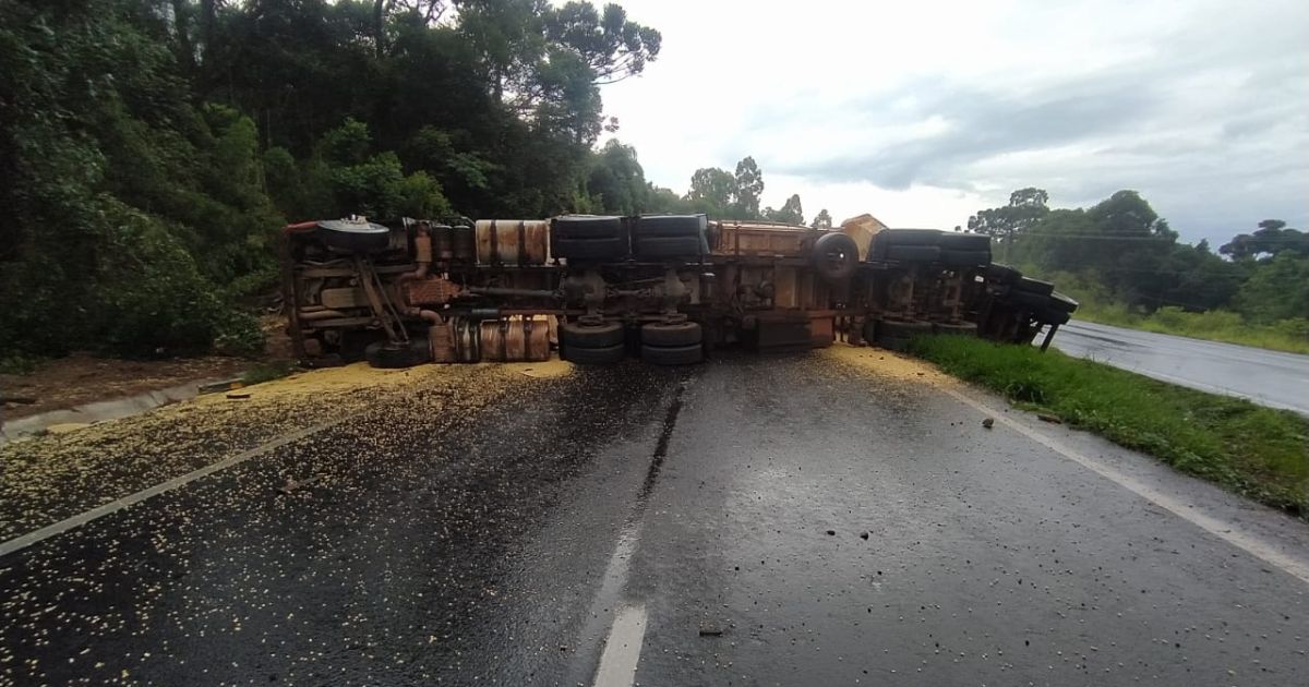 BR-376 é liberada após caminhoneiro bêbado tombar carga de soja