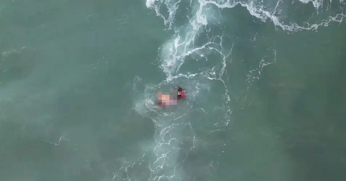 Drone de alta tecnologia ajuda bombeiros a resgatar corpo de banhista que morreu afogado em praia de SC; veja vídeo