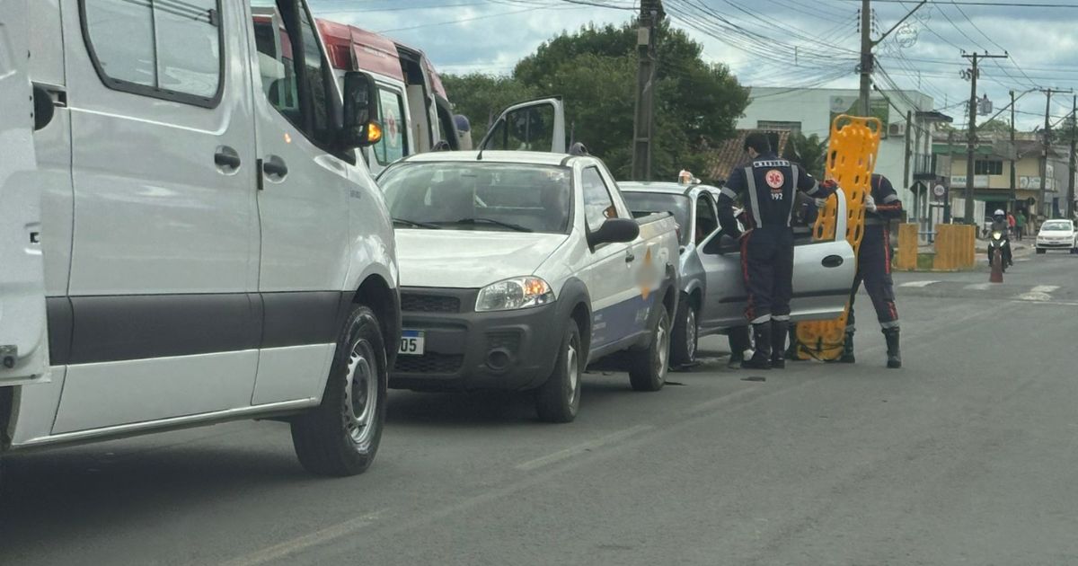 Dois veículos se envolvem em acidente de trânsito no centro de São Mateus do Sul