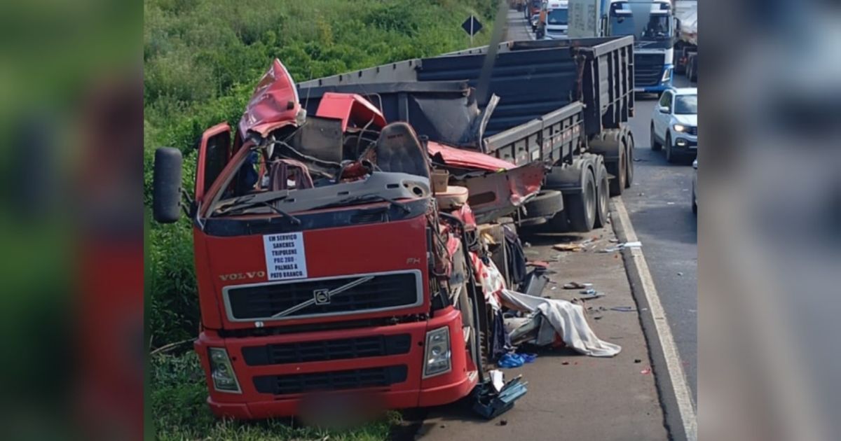 Acidente entre carretas na BR-153 em General Carneiro, deixa duas pessoas feridas