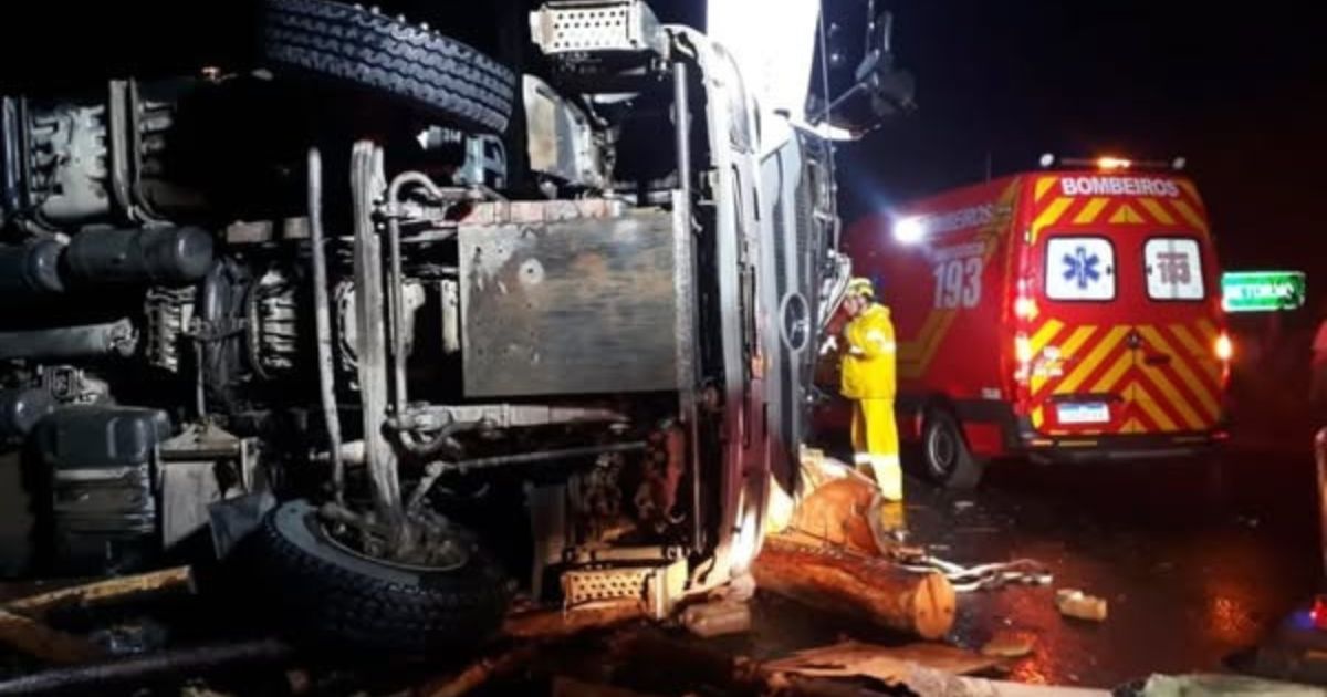 Caminhoneiro morre após carreta tombar na BR-280 em Mafra