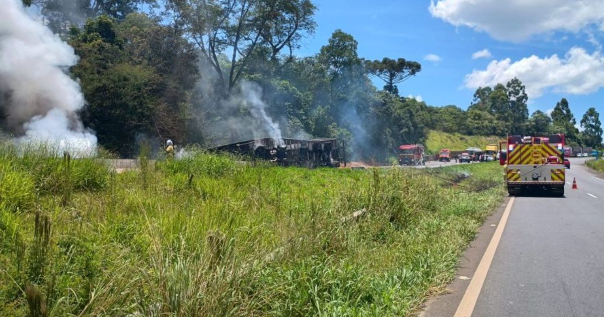 Caminhão tomba e carga pega fogo na BR-376; rodovia está interditada no trecho