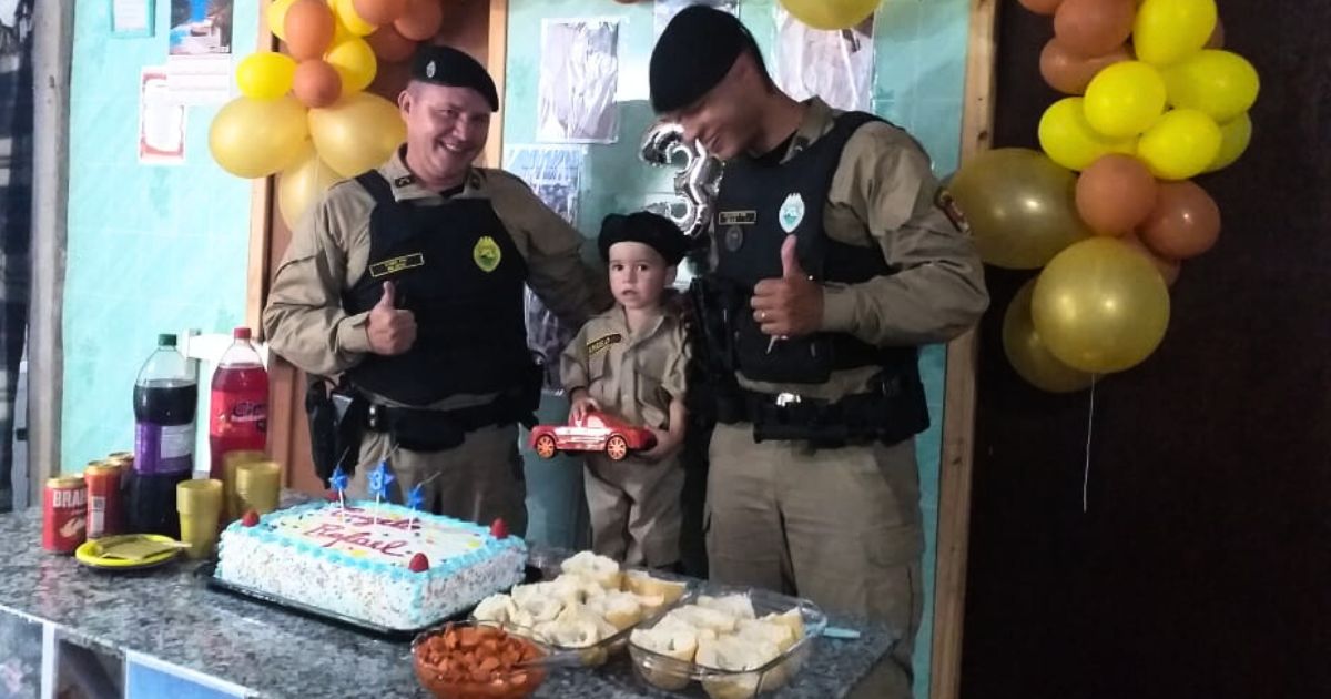 VÍDEO: Triunfense apaixonado pela Polícia Militar é surpreendido pela equipe em seu aniversário de 3 anos