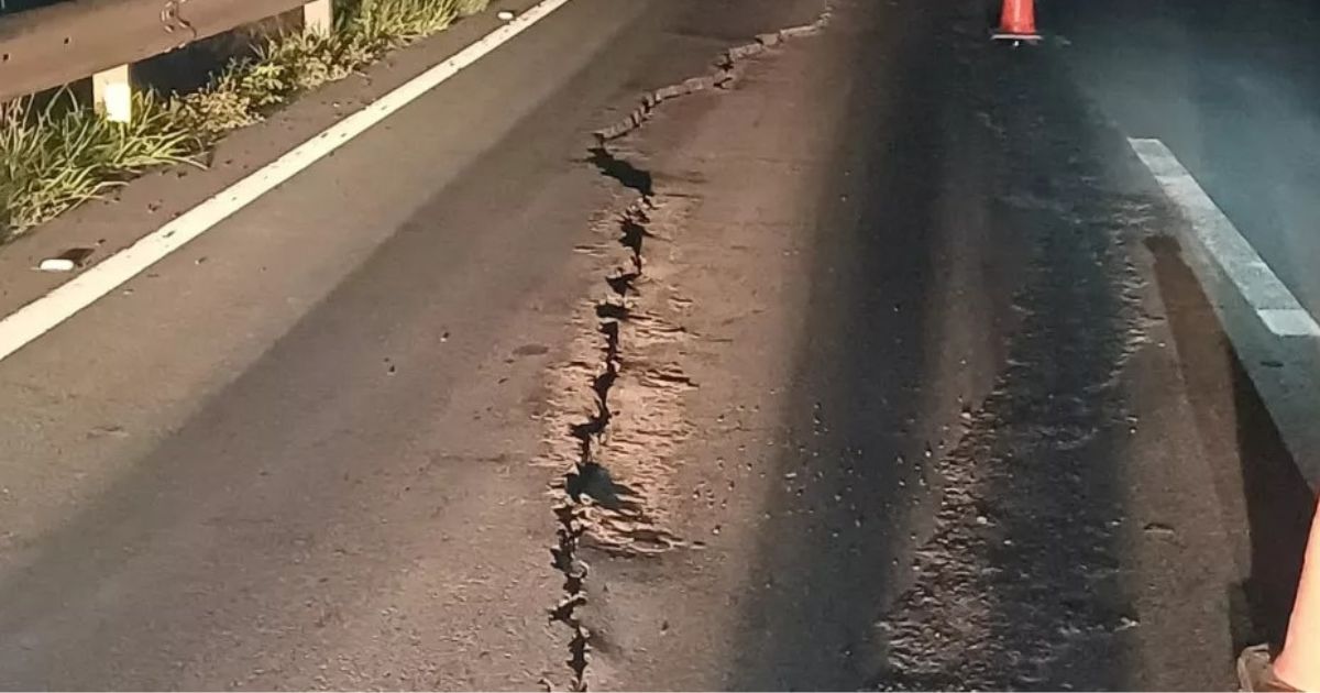 Atenção Motoristas! Pista fica interditada após asfalto afundar na BR-376