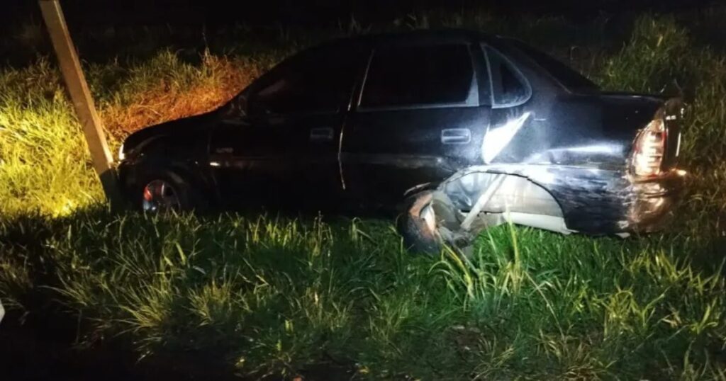 Idoso para carro em acostamento de rodovia para urinar e morre atropelado no Paraná