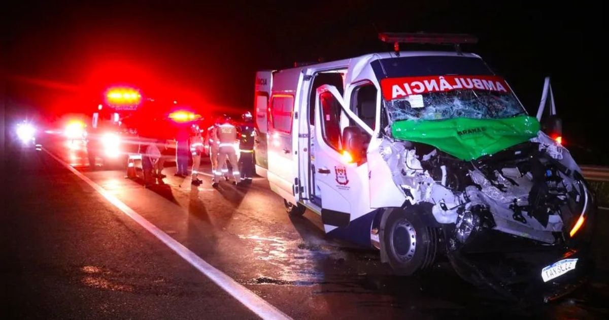 Recém-nascido é ‘arremessado’ em grave acidente entre ambulância e bitrem na BR-376