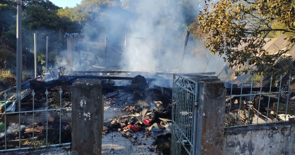 Incêndio destrói casa de madeira em São Mateus do Sul