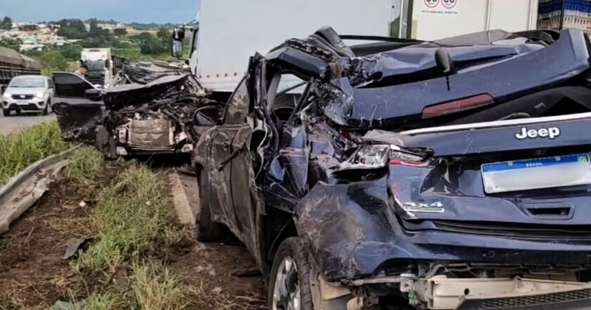 Engavetamento entre dois carros e três caminhões gera congestionamento BR-376 em Ponta Grossa