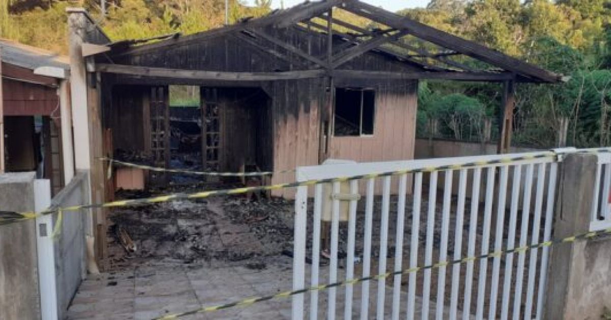 Casa é destruída em incêndio de grandes proporções em Três Barras