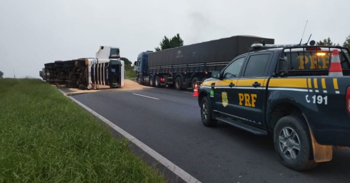 Tombamento de caminhão interdita rodovia e causa congestionamento na BR-376