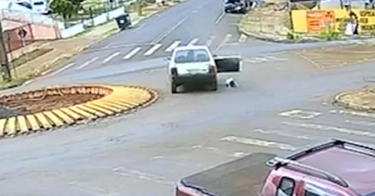 Vídeo: criança cai de carro em movimento no Paraná