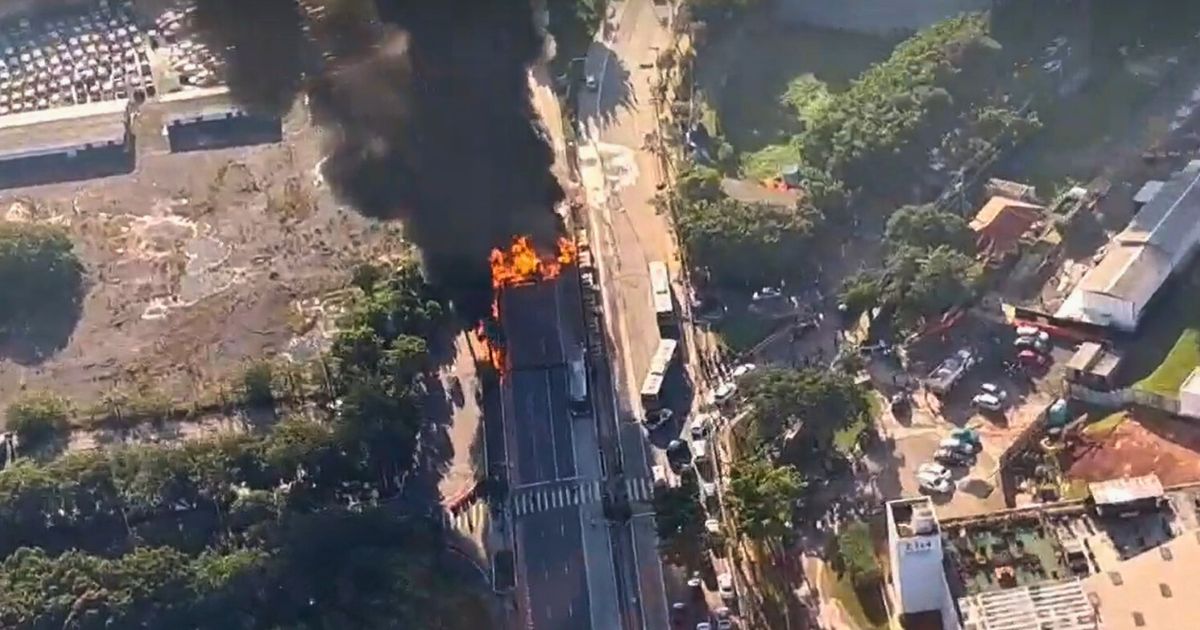 Avião cai em avenida de São Paulo; aeronave atingiu ônibus